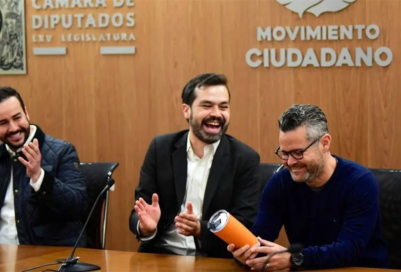 Andr&eacute;s Pintos Caballero (tercero de izq a der) se uni&oacute; este domingo a la bancada de MC.