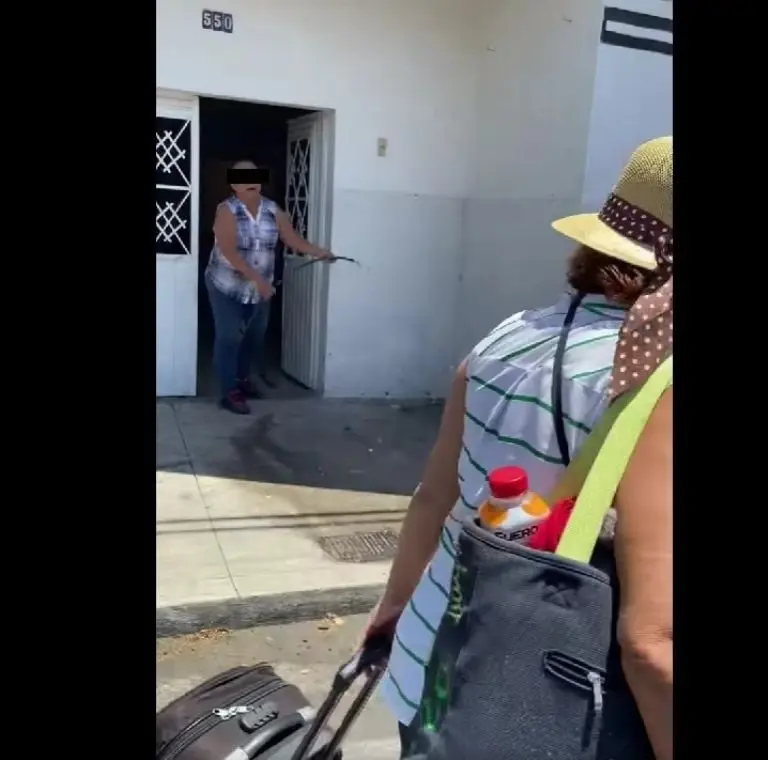 Mujer moja a turistas (Facebook)