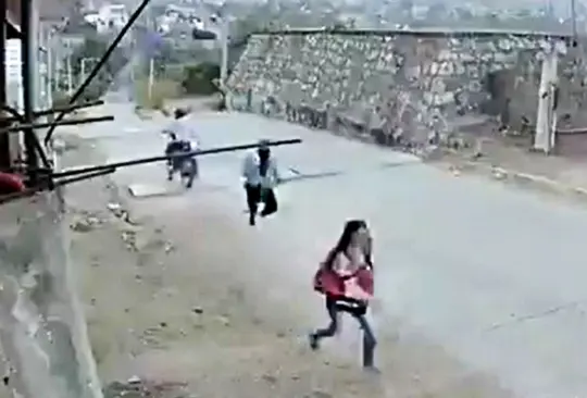 El intento de asalto se vio frustrado, ya que la joven se percató de los hombres y comenzó a correr justo cuando detuvieron su motocicleta El intento de asalto se vio frustrado, ya que la joven se percató de los hombres y comenzó a correr justo cuando detuvieron su motocicleta