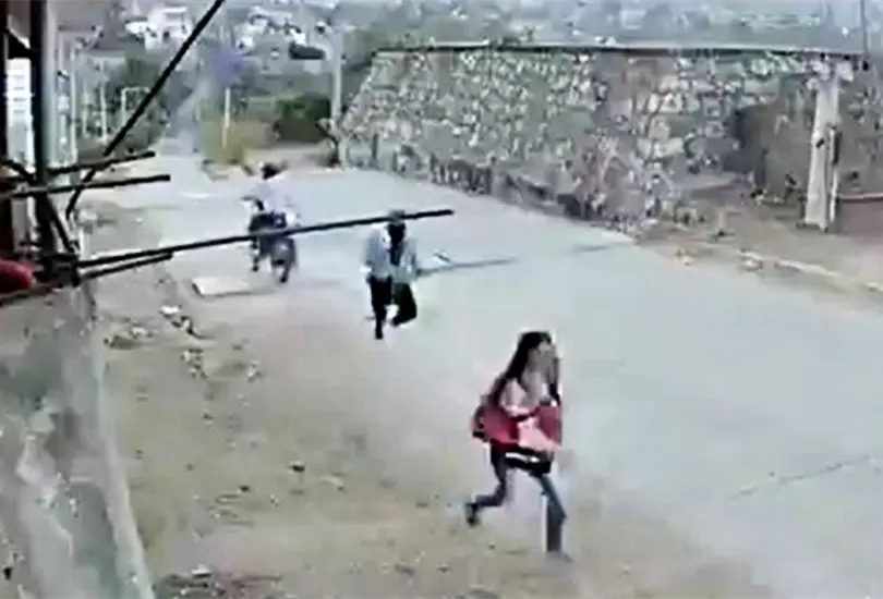El intento de asalto se vio frustrado, ya que la joven se percató de los hombres y comenzó a correr justo cuando detuvieron su motocicleta El intento de asalto se vio frustrado, ya que la joven se percató de los hombres y comenzó a correr justo cuando detuvieron su motocicleta