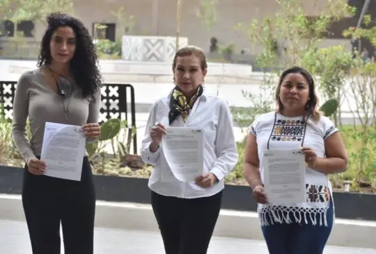 Las diputadas perredistas muestran la denuncia presentada. Las diputadas perredistas muestran la denuncia presentada.