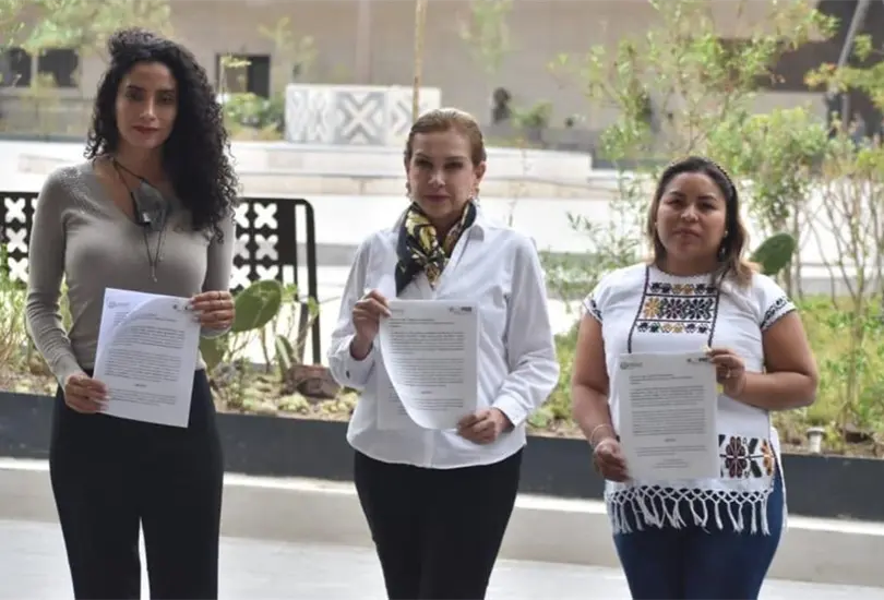 Las diputadas perredistas muestran la denuncia presentada.