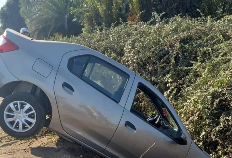 Mujer toma su primera clase de manejo y se cae en una zanja con su auto nuevo