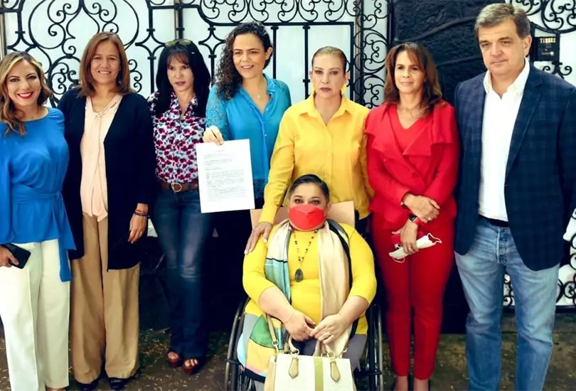 Los diputados muestran la carta que entregaron en la ONU.