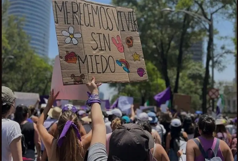 En la CDMX se registaron dos marchas, una hacia al Z&oacute;calo y otra hacia la fiscal&iacute;a de atenci&oacute;n a v&iacute;ctimas. 