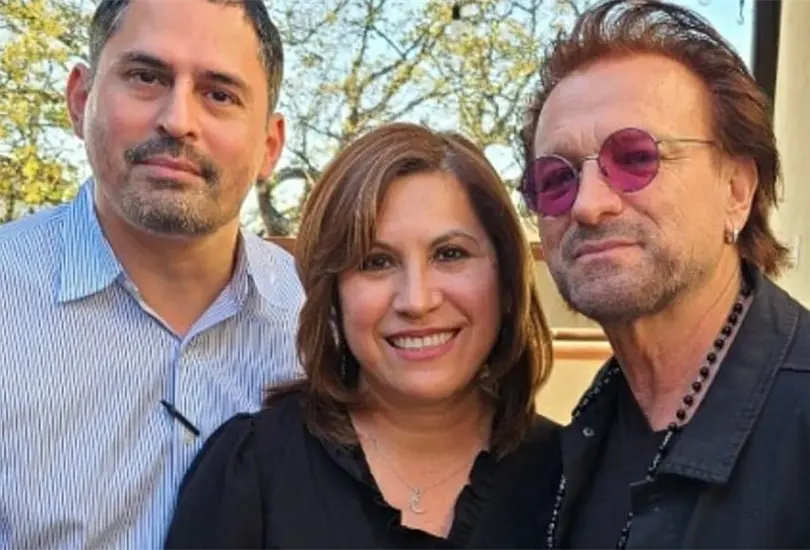 En redes sociales la fotografía del falso Bono de U2 abrió debate. En redes sociales la fotografía del falso Bono de U2 abrió debate.