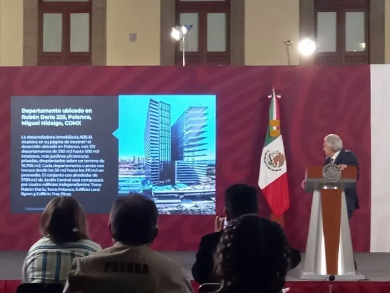 AMLO exhibe departamento de Carlos Loret de Mola. Foto: Cuartoscuro.