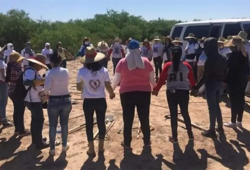 Ana Castro y las familias que integran el colectivo Guerreras Buscadoras de Cajeme no pierden la esperanza de localizar a sus tesoros en las fosas. Ana Castro y las familias que integran el colectivo Guerreras Buscadoras de Cajeme no pierden la esperanza de localizar a sus tesoros en las fosas.
