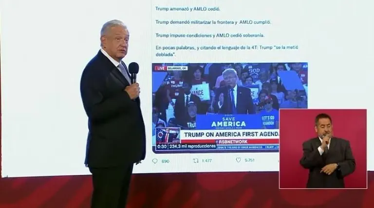 AMLO muestra mensaje de Denise Dresser en la mañanera. Foto: especial.