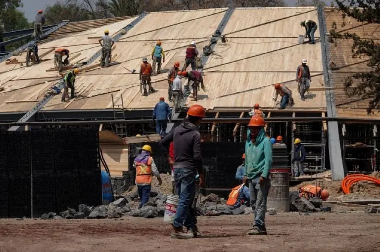 Trabajadores de la construcción durante una obra en el Bosque de Chapultepec. Foto: Cuartoscuro.