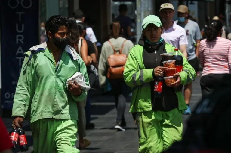 Empleados de limpieza en calles de la CDMX. Foto: Cuartoscuro.