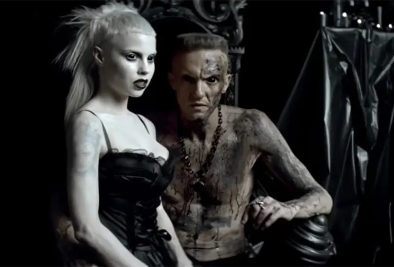 Gabriel Tokkie du Preez, acus&oacute; a sus padres adoptivos Ninja y Yolandi Visser, integrantes del grupo Die Antwooord, de abuso, explotaci&oacute;n f&iacute;sica, sexual y esclavitud.