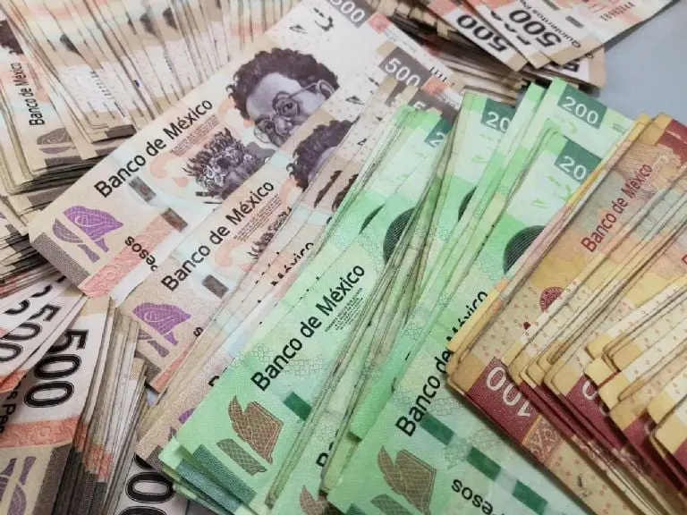 La moneda mexicana ha perdido fuerza frente al dólar. Foto: especial.