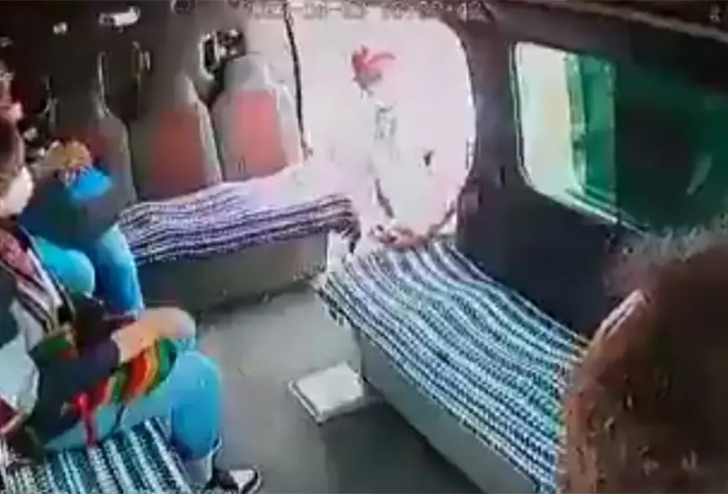 El pasajero fue descubierto por el asaltante. 