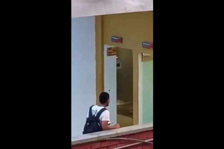 El joven acosaba mujeres en los baños - Captura de pantalla
