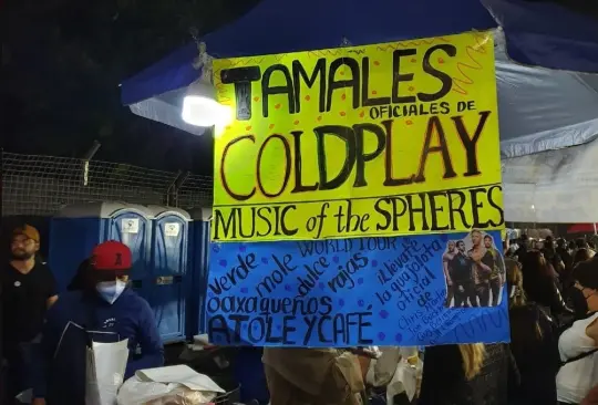 El puesto de tamales se instaló afuera del Foro Sol. El puesto de tamales se instaló afuera del Foro Sol.