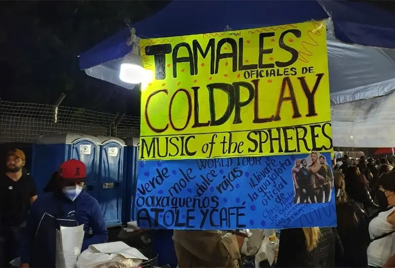 El puesto de tamales se instaló afuera del Foro Sol. El puesto de tamales se instaló afuera del Foro Sol.