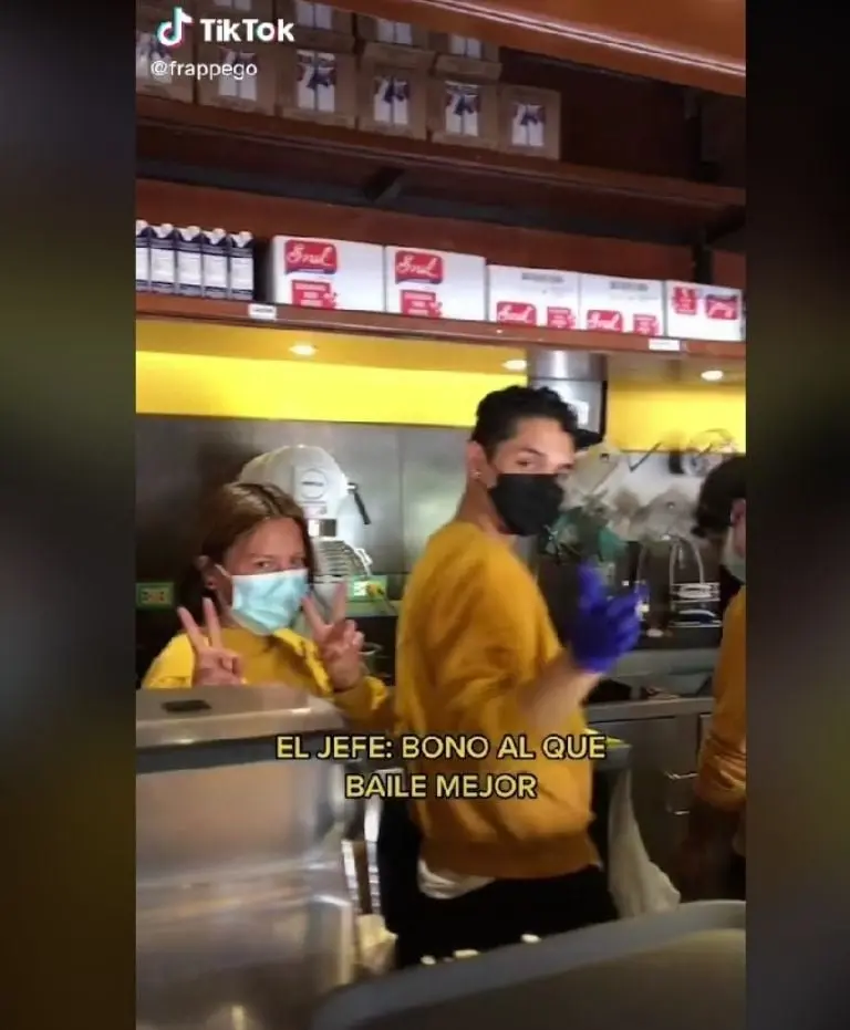 Empleados bailan por un bono (TikTok @frappego)