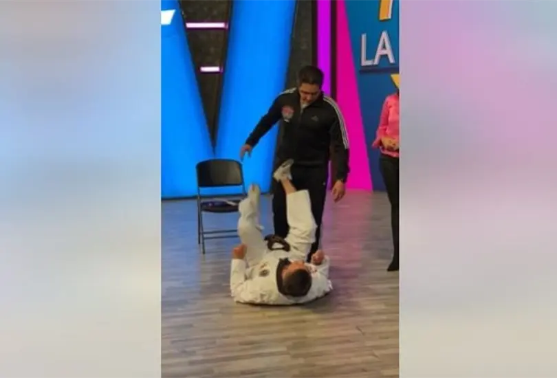 Alfredo Adame ense&ntilde;a t&eacute;cnica de la patada de bicicleta. 