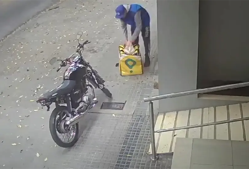 Repartidor se lleva pedido Repartidor se lleva pedido