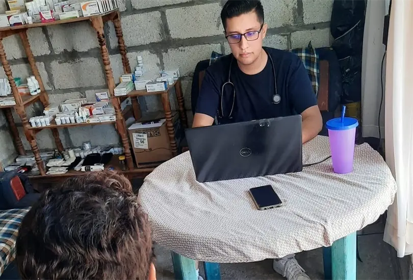 El joven reci&eacute;n egresado de medicina recibi&oacute; miles de mensajes de apoyo por parte de internautas de todo el pa&iacute;s. 