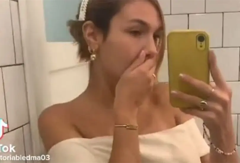 Mujer es criticada por rechazar a un joven solo por usar playera en su primera cita Mujer es criticada por rechazar a un joven solo por usar playera en su primera cita