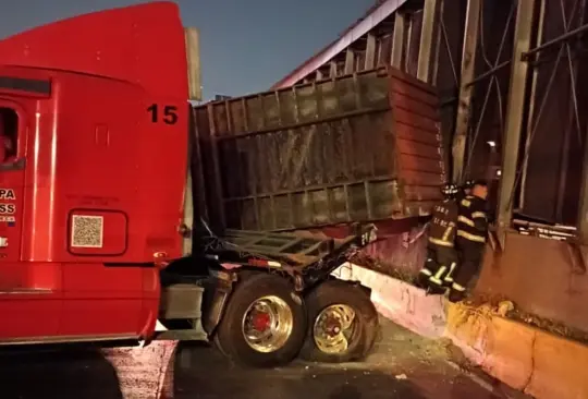 La volcadura del tráiler interrumpió la circulación sobre Circuito Interior. La volcadura del tráiler interrumpió la circulación sobre Circuito Interior.