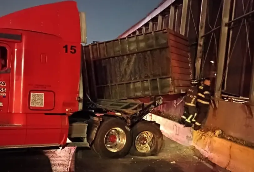 La volcadura del tráiler interrumpió la circulación sobre Circuito Interior. La volcadura del tráiler interrumpió la circulación sobre Circuito Interior.