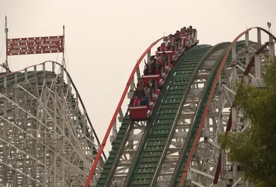 La montaña rusa era la atracción principal del parque. La montaña rusa era la atracción principal del parque.