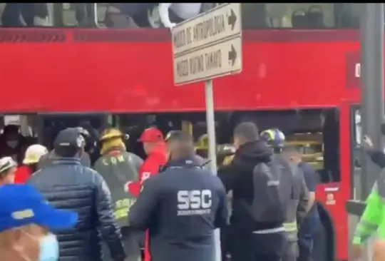 Por el choque entre una unidad del Metrobús y un autobús, cinco personas tuvieron que ser trasladadas a un hospital. Por el choque entre una unidad del Metrobús y un autobús, cinco personas tuvieron que ser trasladadas a un hospital.