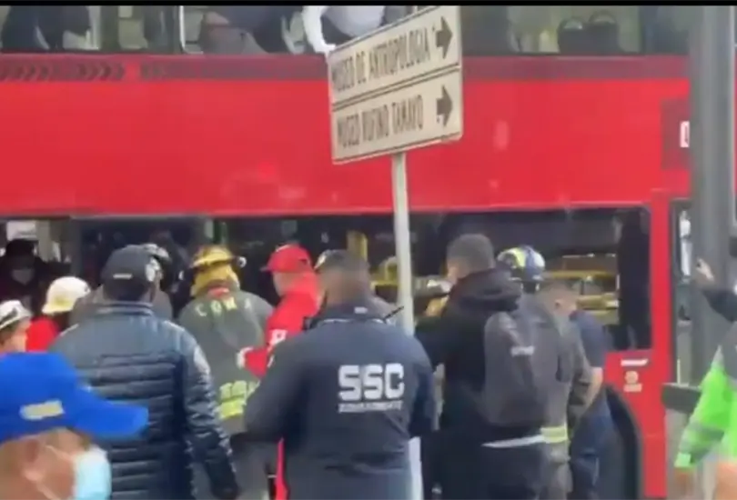 Por el choque entre una unidad del Metrob&uacute;s y un autob&uacute;s, cinco personas tuvieron que ser trasladadas a un hospital. 