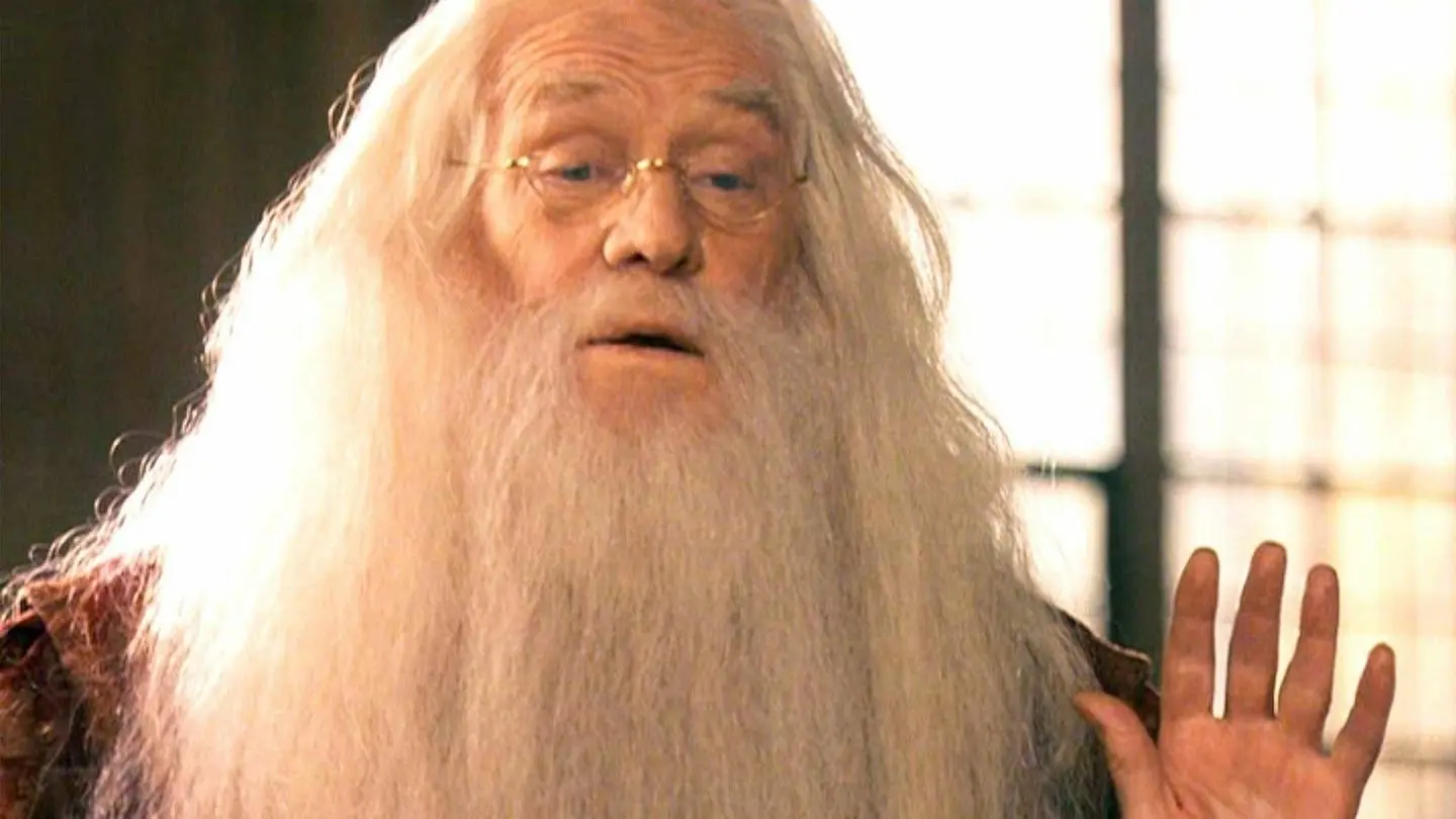 Interpretó a Albus Dumbeldore. El reconocido actor irlandés perdió la vida en el 2002 a los 72 años de edad a causa de la enfermedad de Hodgkin. 