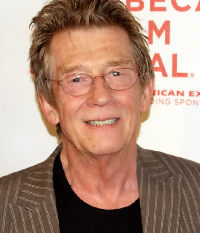 Conocido en la primer película como el dueño de la tienda de Varitas Ollivanders.