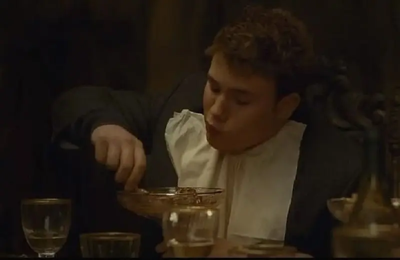 Antes del estreno murió asesinado luego de una pelea en Londres a los 18 años. 