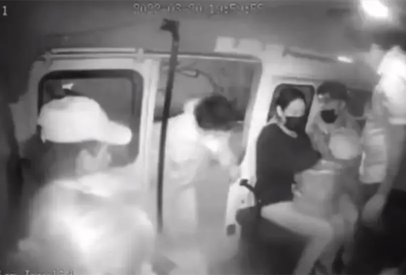 Dos usuarios aventaron de la combi a los ladrones. 