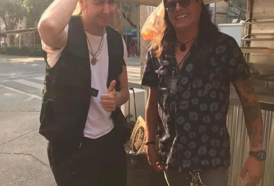 El líder The Strokes fue captado comiendo unos tacos de birria en un puesto callejero de la Ciudad de México El líder The Strokes fue captado comiendo unos tacos de birria en un puesto callejero de la Ciudad de México