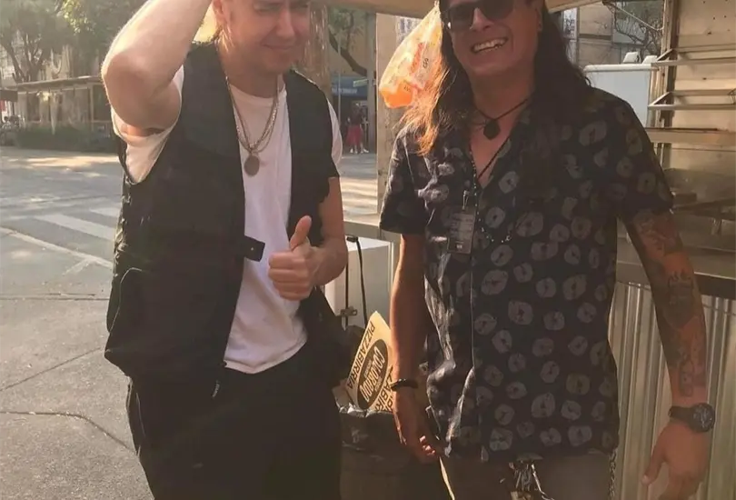 El l&iacute;der The Strokes  fue captado comiendo unos tacos de birria en un puesto callejero de la Ciudad de M&eacute;xico 