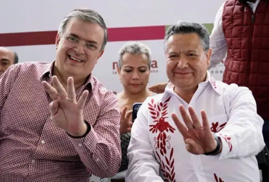 Marcelo Ebrard y Julio Menchaca realizan el símbolo de la 4T. Marcelo Ebrard y Julio Menchaca realizan el símbolo de la 4T.
