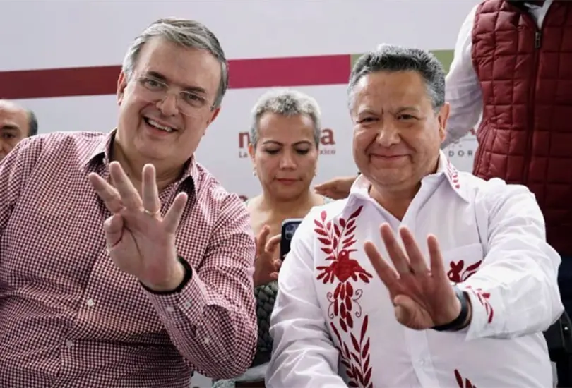 Marcelo Ebrard y Julio Menchaca realizan el s&iacute;mbolo de la 4T.