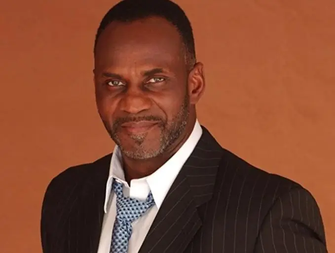 Está casada con Julius Tennon, quien es 12 años mayor que ella.