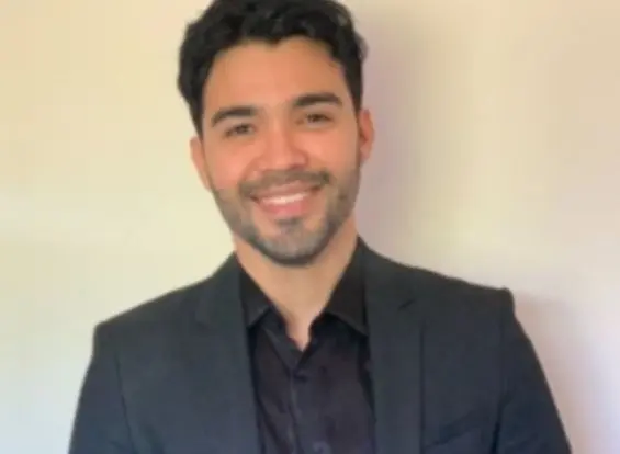 Gussy Lau, el novio compositor de Ángela, es 15 años mayor que ella.