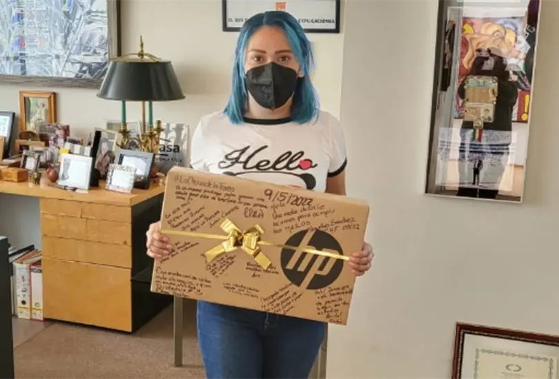 Regalan computadora a joven que suplic&oacute; por su tarea durante asalto a una combi en el Edomex