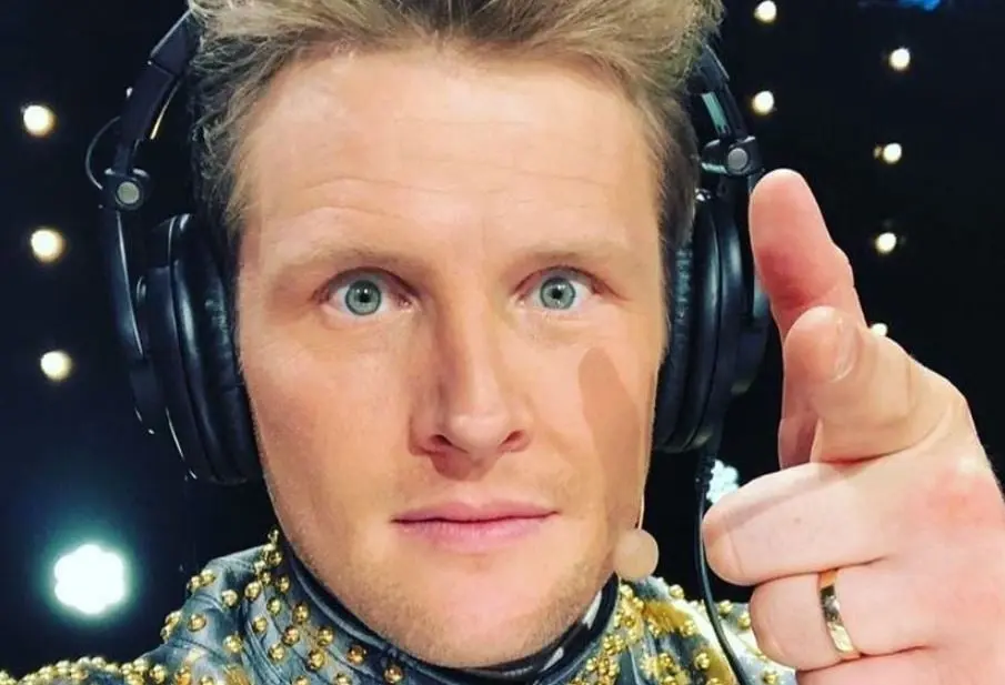 El cantautor e hijo de Emmanuel se une al proyecto como el nuevo director de la escuela de canto.