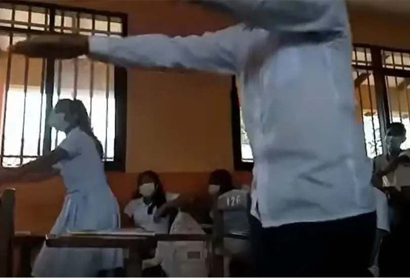 La maestra castig&oacute; a sus alumnos por no hacer la tarea. 