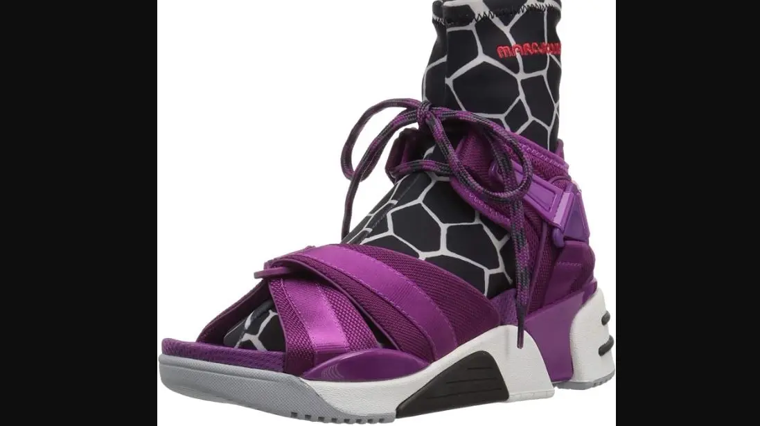  Este extra&ntilde;o modelo de Marc Jacobs tiene un costo de 275 d&oacute;lares.