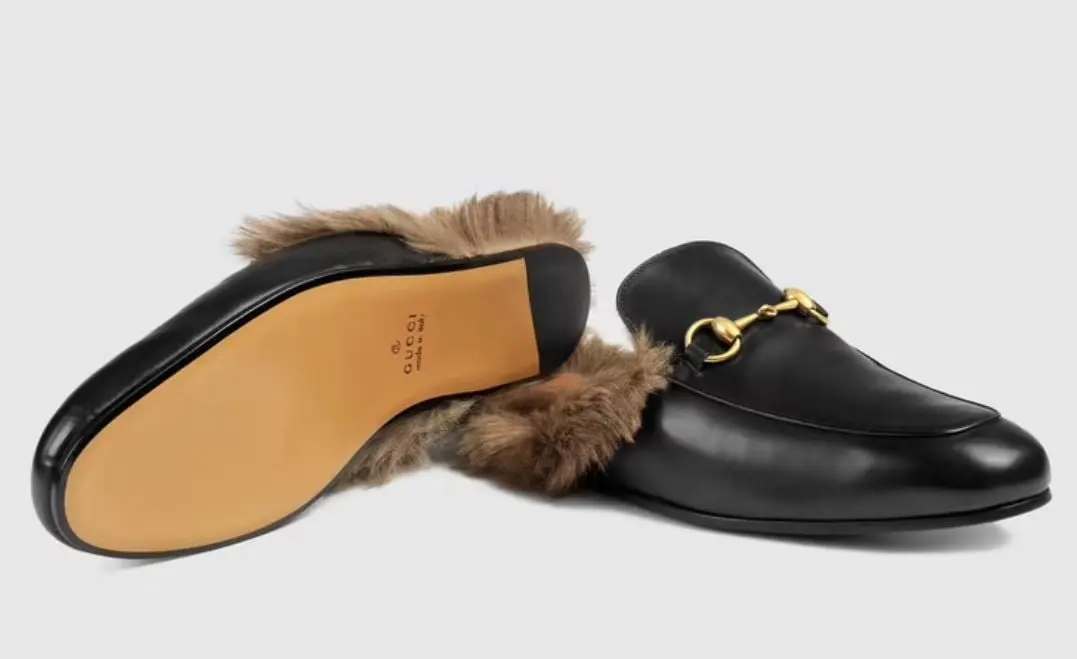  Este modelo de sandalias de Gucci est&aacute;n hechas de cuero con fur en la parte de atr&aacute;s.
