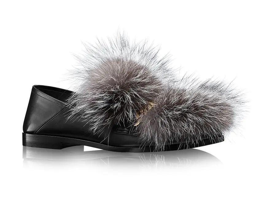 Este extra&ntilde;o modelo, tambi&eacute;n con fur, es un dise&ntilde;o de Louis Vuitton con un valor de mil 030 d&oacute;lares.