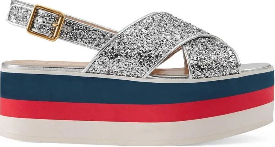 Este modelo de Gucci con aplicaciones de glitter tampoco es su mejor acierto.