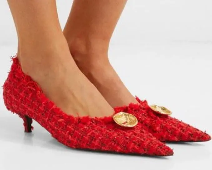 Estas zapatillas estilo tweed de Balenciaga tampoco son las m&aacute;s bellas, y tienen un precio de mil 200 d&oacute;lares.