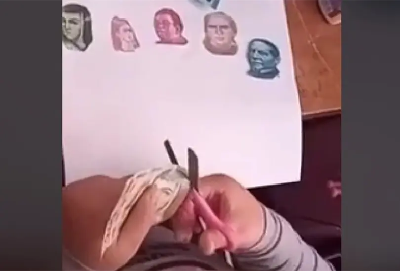 Ni&ntilde;a recorta billetes para su tarea